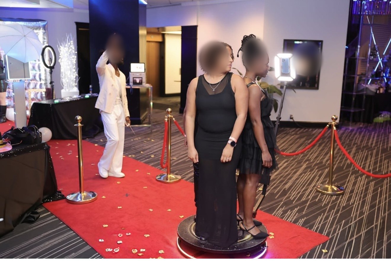 Plateforme 360 Booth Nad’CO sur tapis rouge avec poteaux dorés