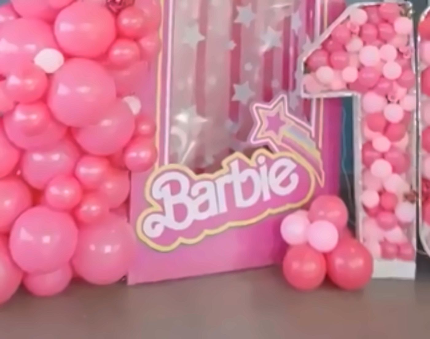 Ballons roses et chiffre