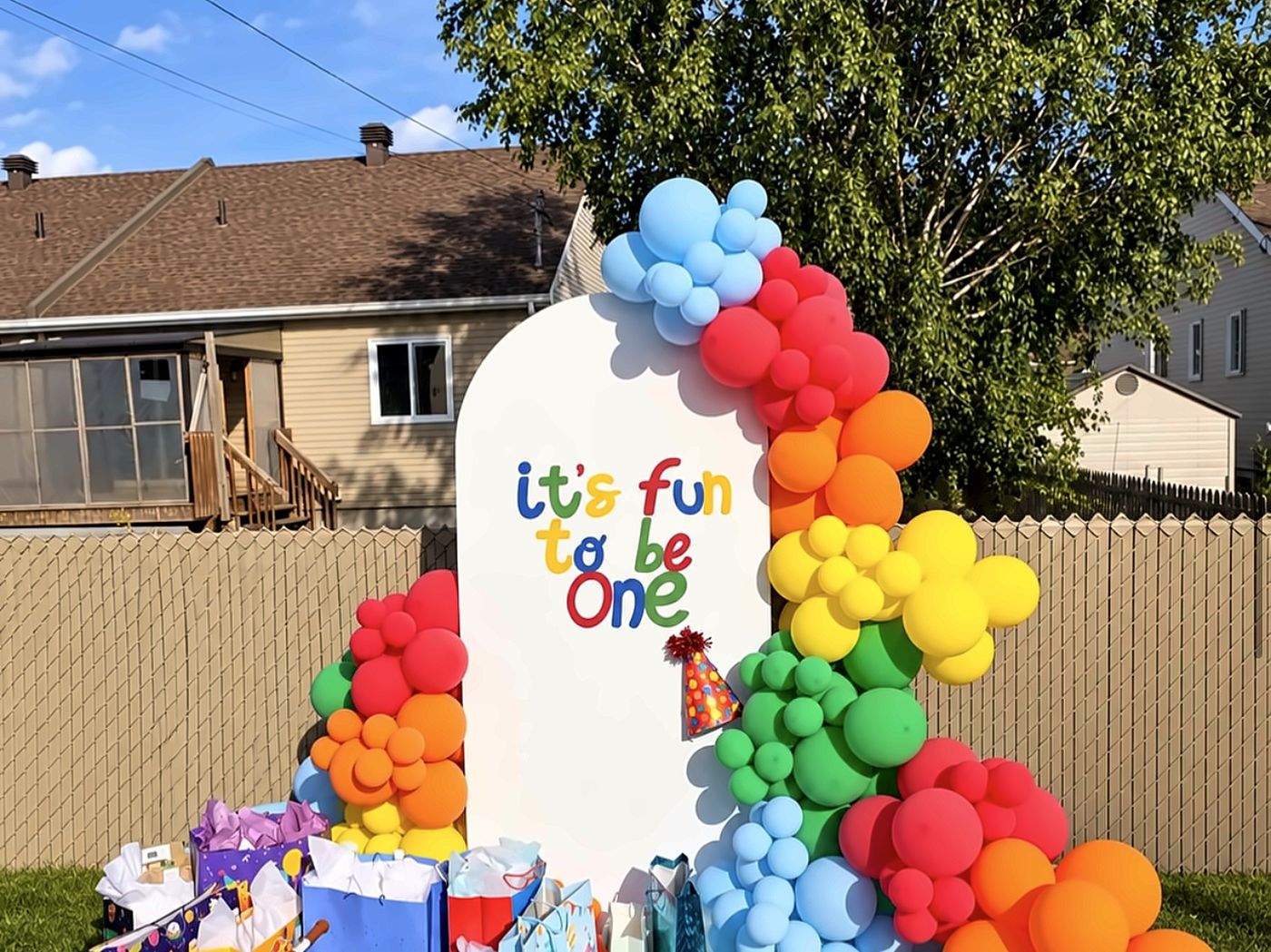 Panneau arrondi avec ballons arc-en-ciel pour un premier anniversaire