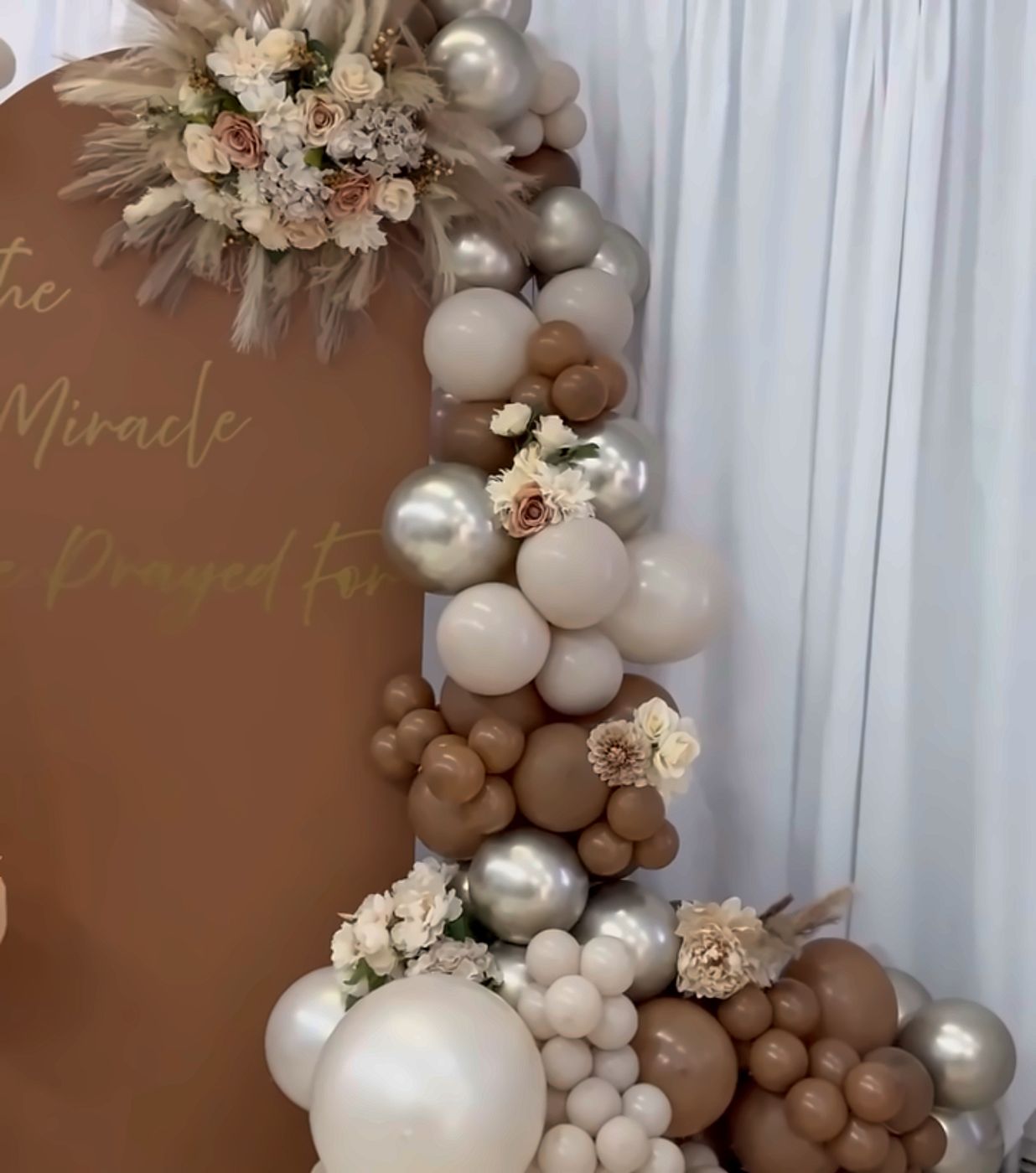 Panneau arrondi terracotta et cascade de ballons nude et chrome