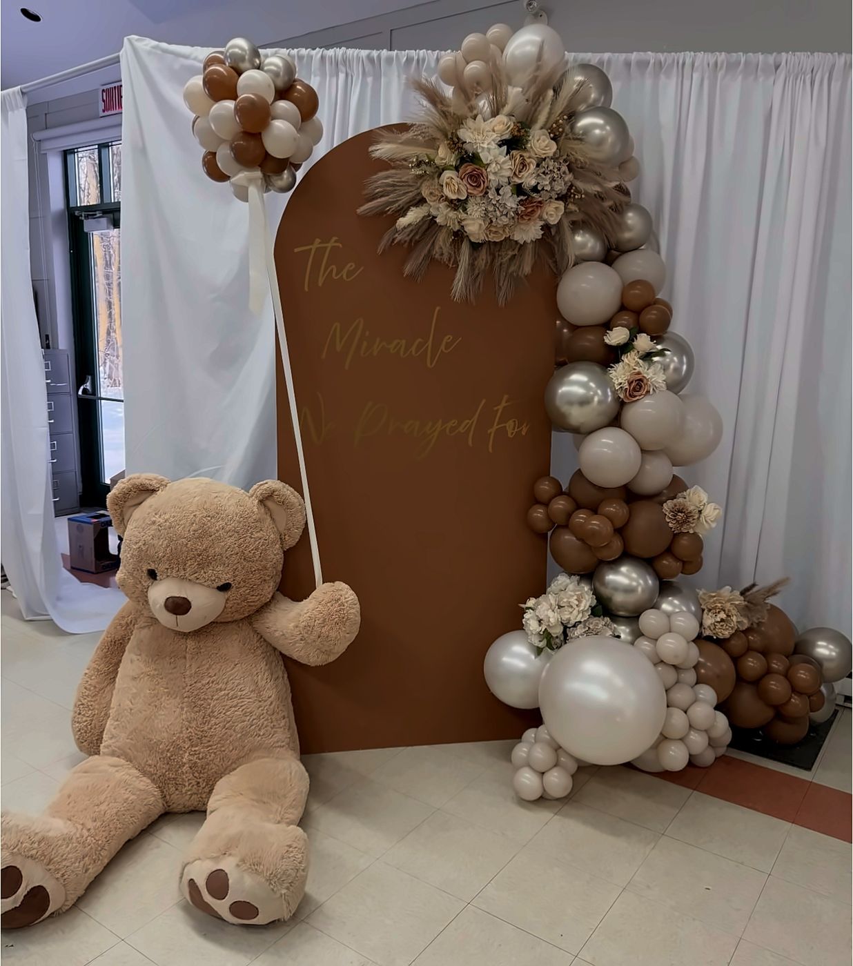 Décor de shower avec panneau arrondi, ourson géant et ballons