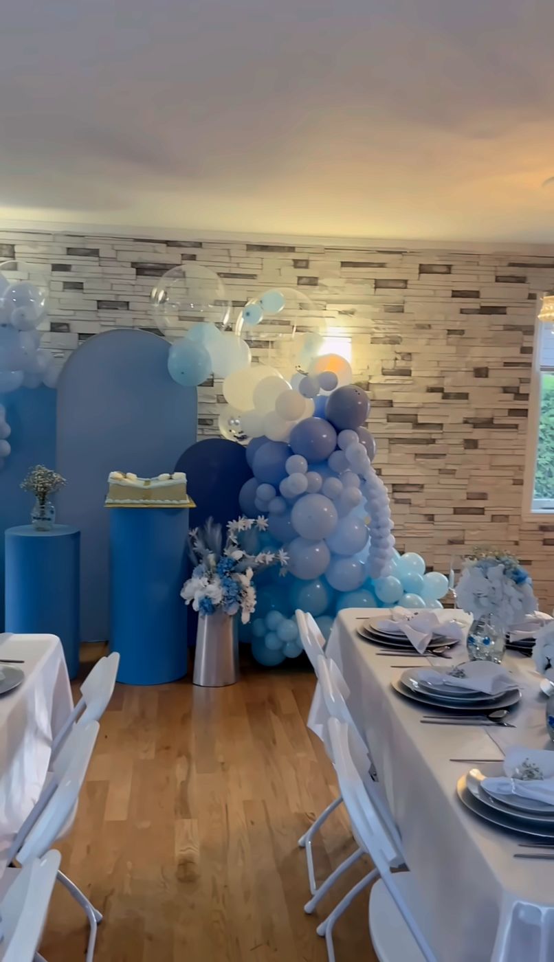 Shower bleu avec panneaux arrondis, socles et cascade de ballons