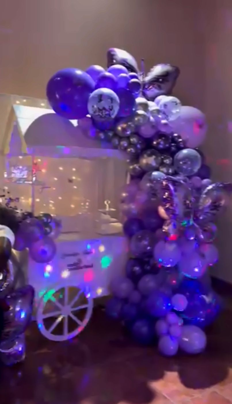 Chariot à bonbons et ballons violets avec papillons