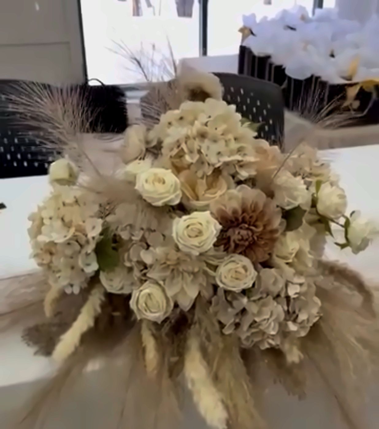 Arrangement floral beige avec pampas