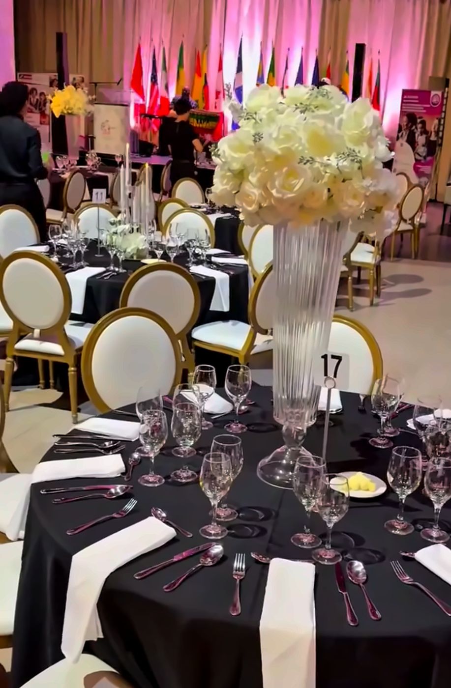 Grand centre de table cristal et roses blanches sur nappe noire