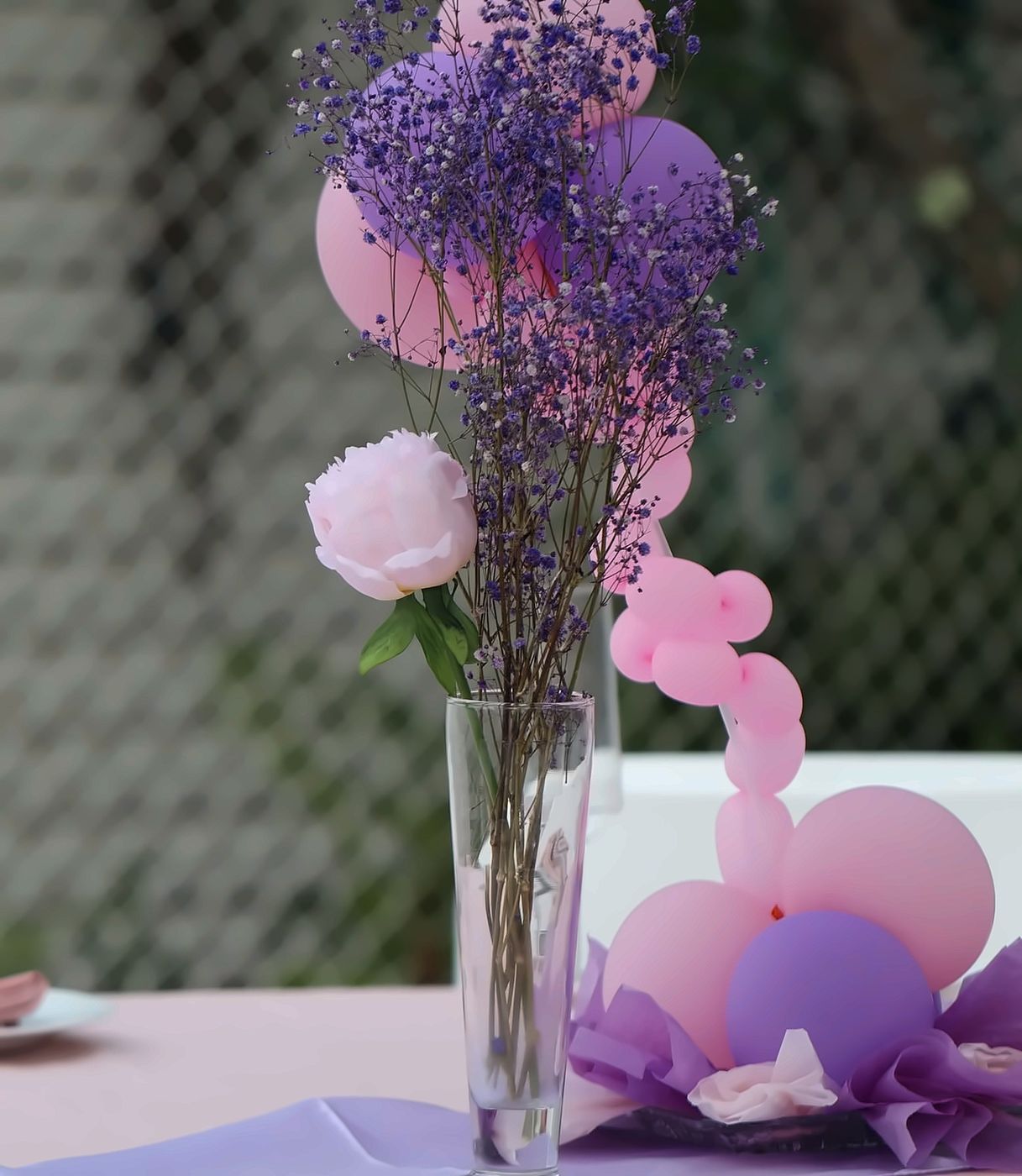 Centre de table gypsophile violette, pivoine et ballons