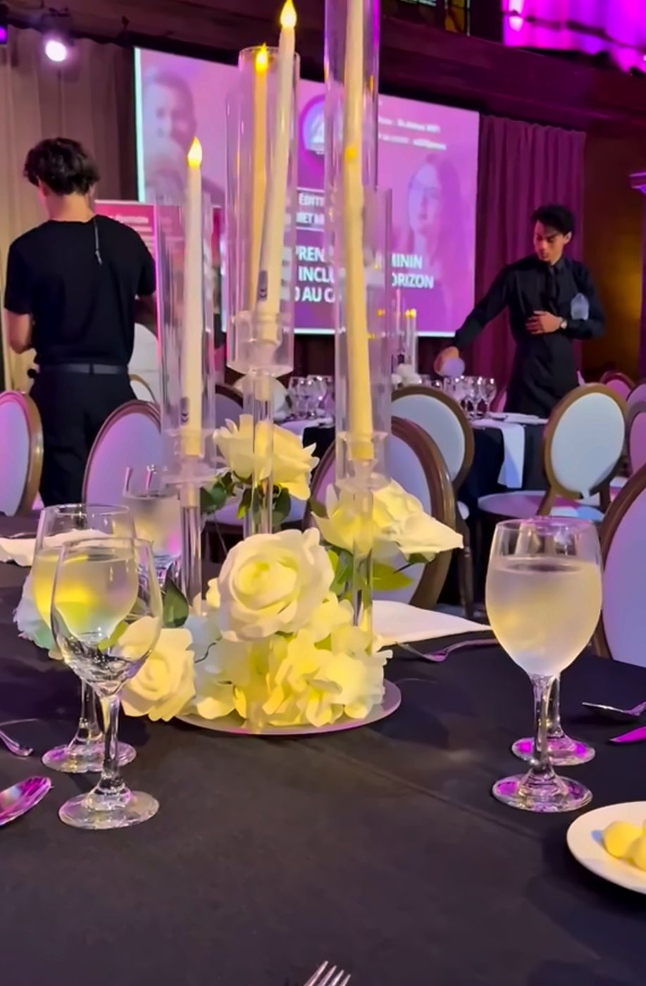 Centres de table chandeliers et roses blanches