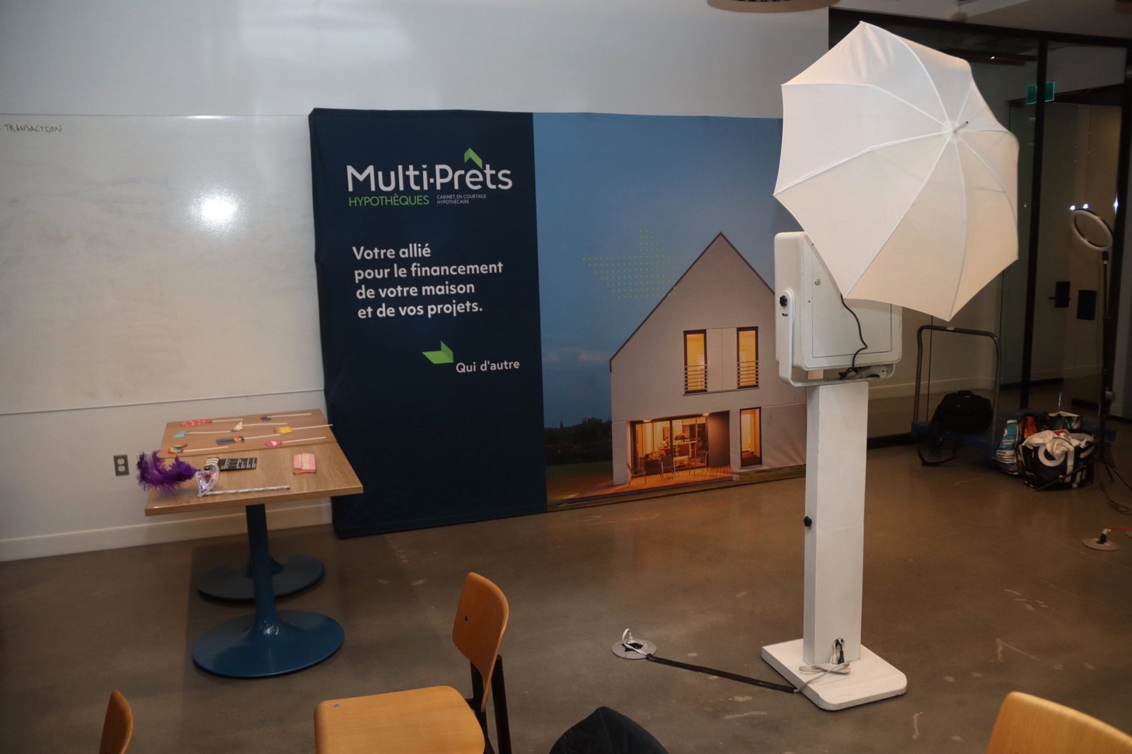 Photobooth devant un fond imprimé au logo d’une entreprise