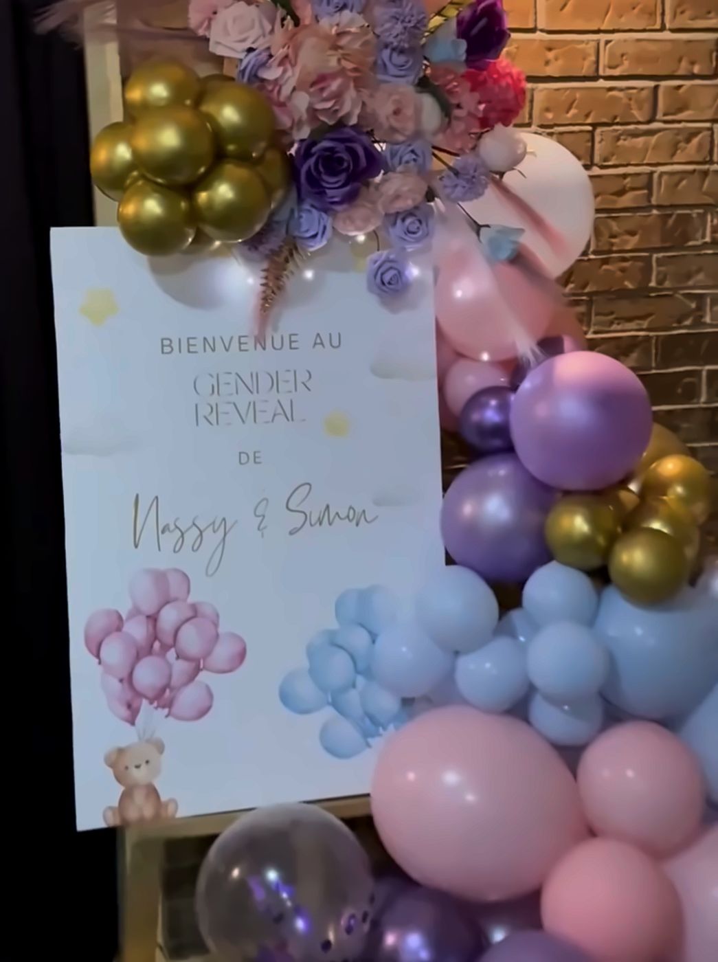 Panneau de bienvenue gender reveal avec ballons et fleurs