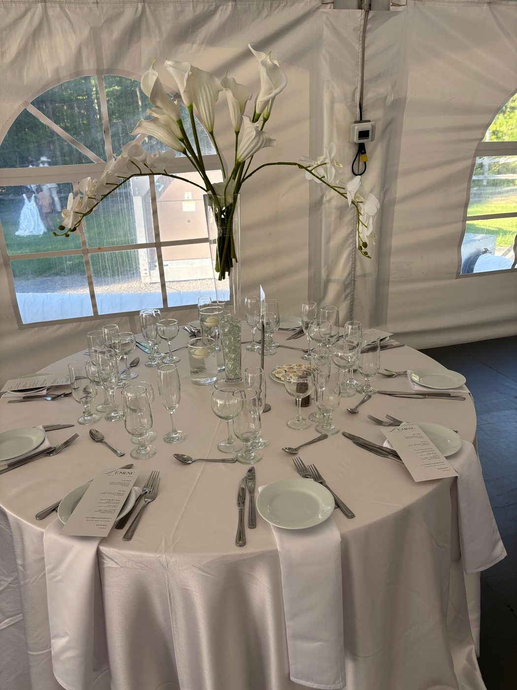 Centre de table de callas et d’orchidées blancs, bougies flottantes