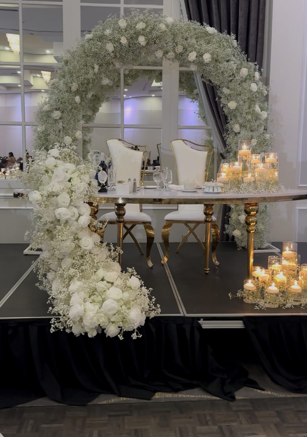 Mariage thème roses et gypsophile : table d’honneur sous une arche ronde de gypsophile