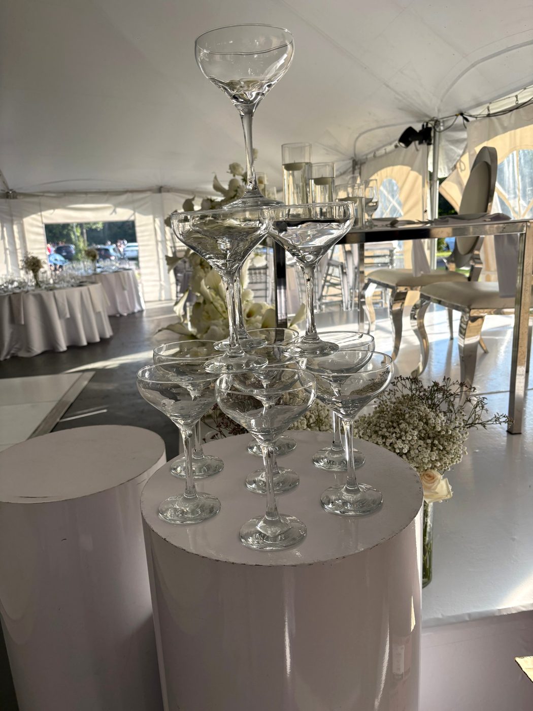 Tour de coupes de champagne sur un socle blanc