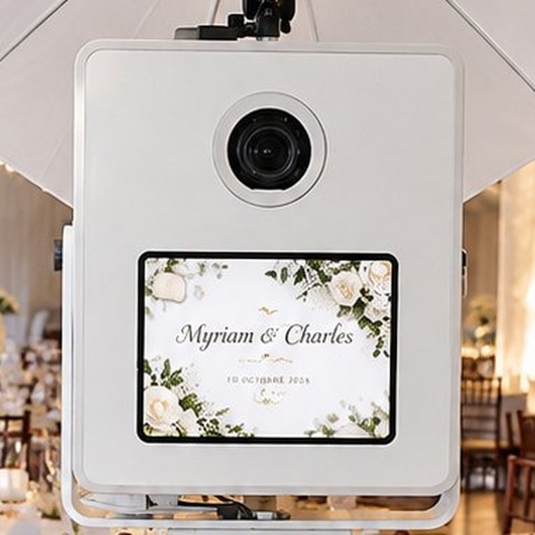 Écran du photobooth avec cadre personnalisé aux noms des mariés