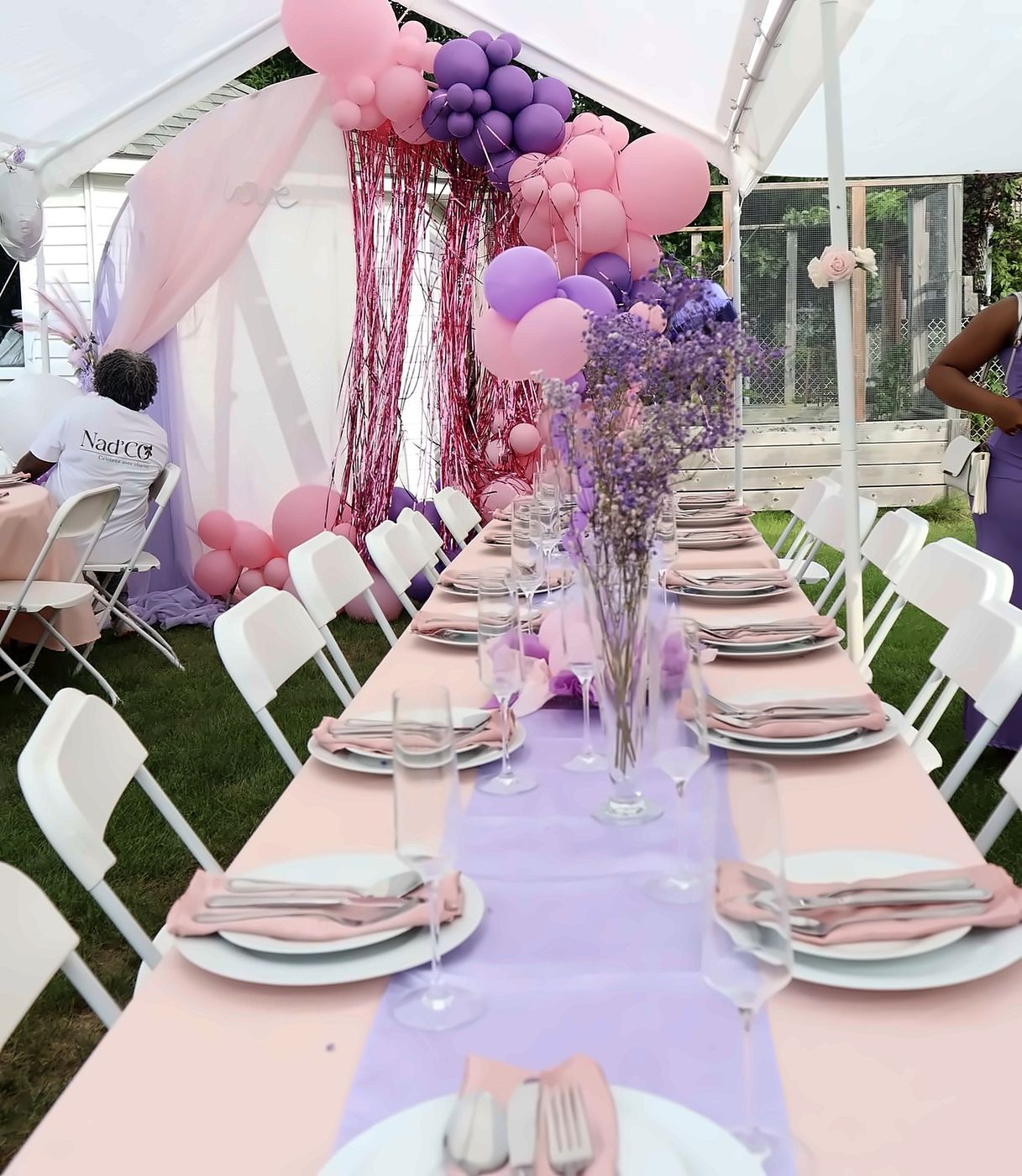Réception sous tente, table rose et lavande, ballons