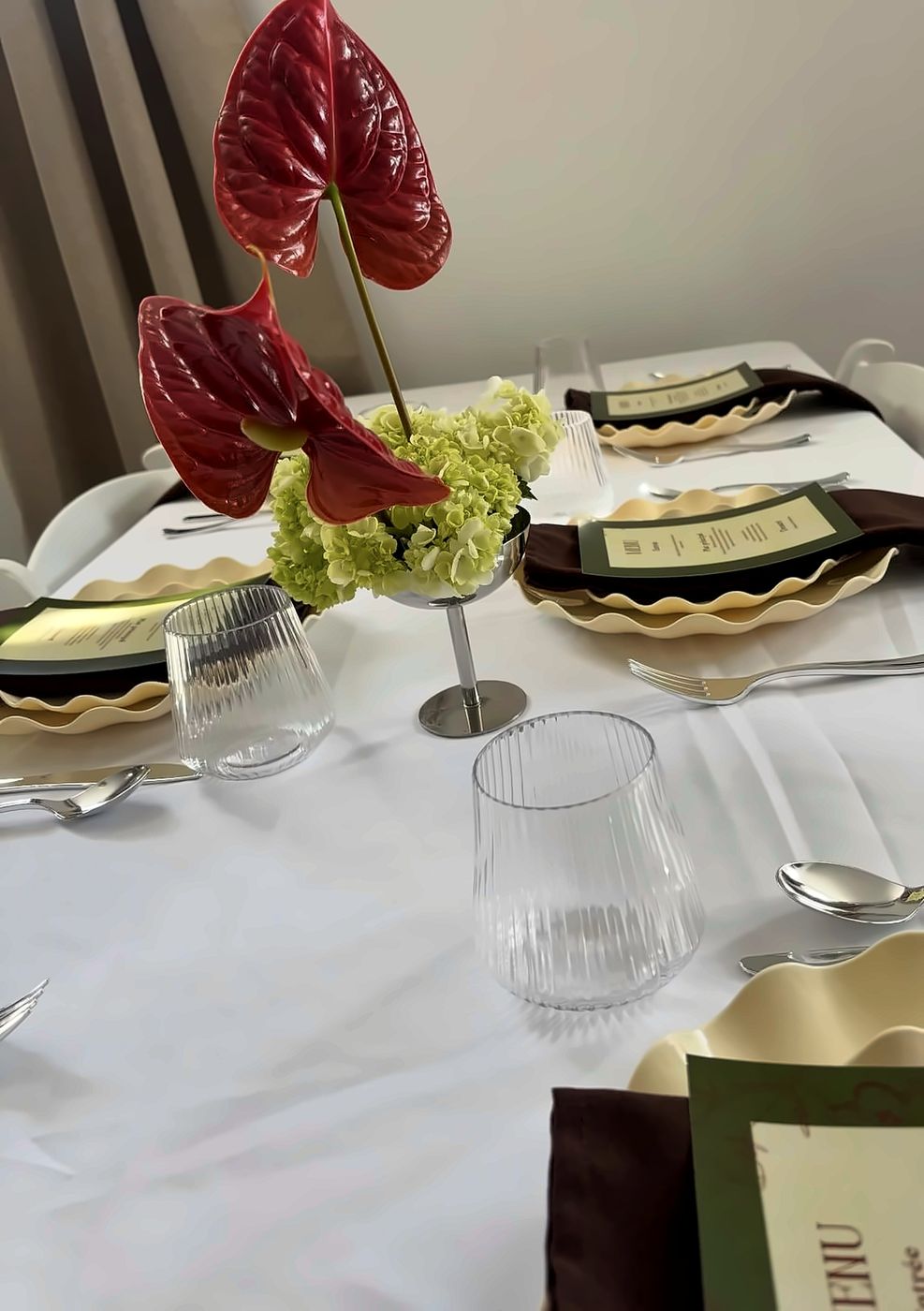 Table dressée avec anthurium et hortensia