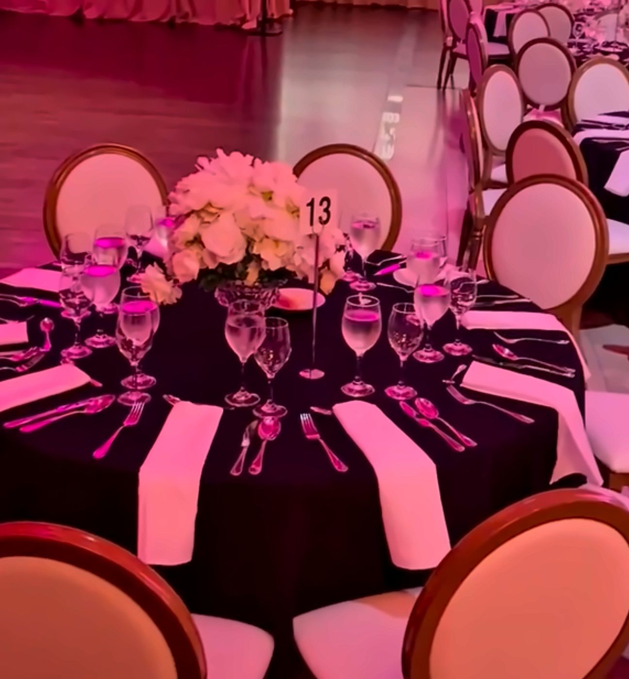 Table ronde nappe noire et chaises médaillon